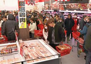 多くの客が詰めかけたロピア長岡店＝１１日、長岡市古正寺町