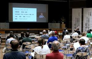 医療関係者や市民らがアルコール依存症について学んだ講演会=佐渡市両津湊