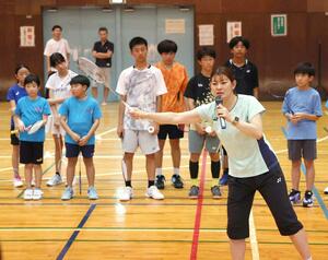 五輪金メダリストの高橋礼華さんが指導した講習会=長岡市与板町与板