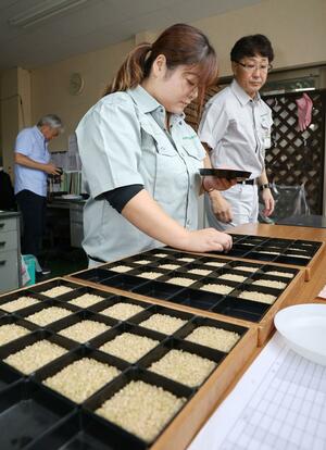 JA魚沼が実施した魚沼産コシヒカリの検査=12日、小千谷市