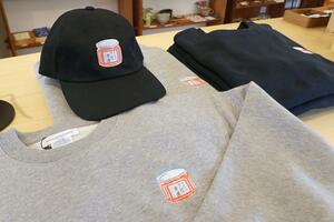 加島屋のさけ茶漬をモチーフにした刺しゅうが施された衣類