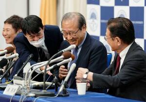 阿部文科相からの電話を誤って切ってしまい、戸惑う京都大の北川進氏(右から2人目)=8日午後8時28分、京都市左京区