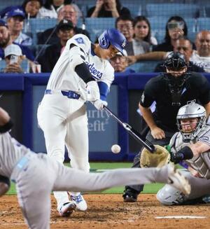 ロッキーズ戦の7回、二塁打を放つドジャース・大谷=ロサンゼルス(共同)