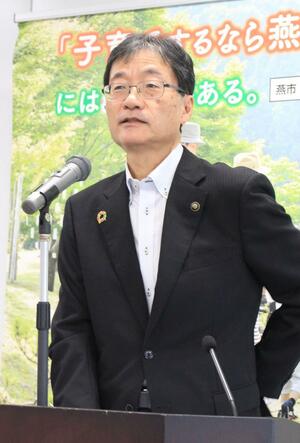 最後の定例会見に臨んだ燕市の鈴木力市長=29日、燕市役所