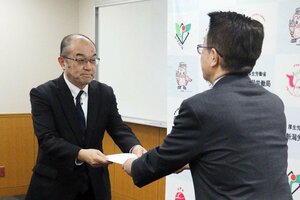 福岡洋志・新潟労働局長に要請書を手渡す連合新潟の小林俊夫会長（左）＝新潟市中央区