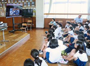 豊田小学校と石川県七尾市の小丸山小学校の交流授業。交流の中で花火の鑑賞会の企画が持ち上がった=6月、長岡市豊田町