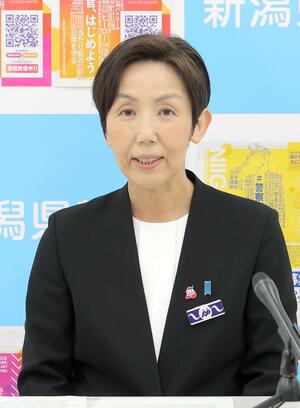 着任会見で抱負を述べる櫻井美香本部長＝３０日、県警本部