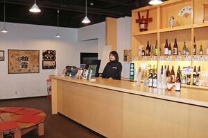 柏露酒造が設けた直売店「柏葉屋」=長岡市十日町