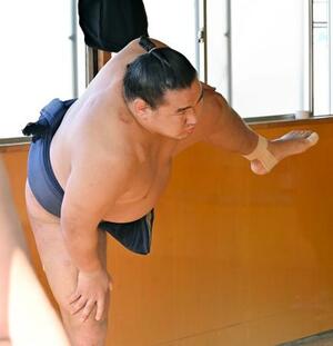 　稽古で四股を踏む豊昇龍＝福岡県糸島市