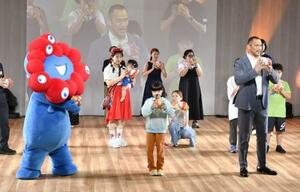 大阪・関西万博のイベントで紙風船を使ったエクササイズを行う(前列右から)スポーツ庁の室伏広治長官、永尾柚乃さんら=3日午後、大阪市此花区の夢洲