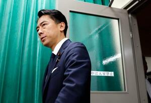 閣議後、記者会見に臨む小泉農相=12日午前、農水省