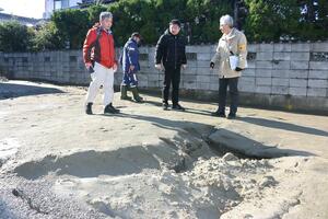 液状化の被害を調査する地盤工学会のメンバー=1月15日、新潟市西区