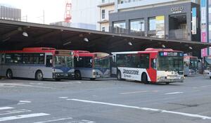 間もなく役割を終える新潟駅万代口バスターミナル。バックで乗り場に入るおなじみの光景も見納め=新潟市中央区花園1