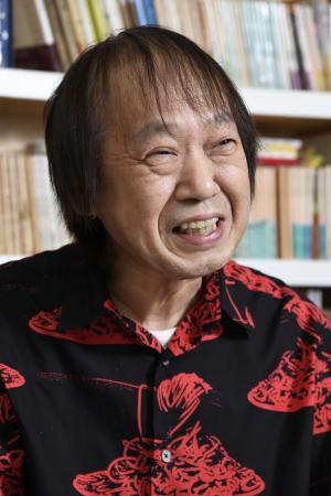 　インタビューに答える祖父江慎さん＝２０２０年１２月