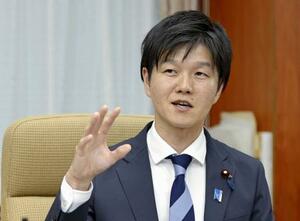 インタビューに答える鈴木農相
