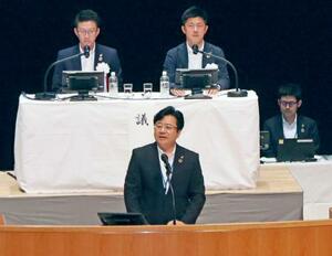 全トヨタ労連の定期大会であいさつする西野勝義会長(下)=12日午後、高松市