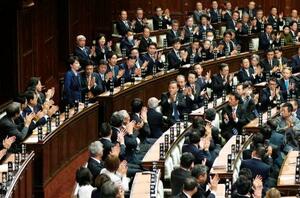 第105代首相に高市早苗氏を指名し、拍手に包まれる衆院本会議場=18日午後3時1分