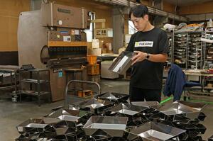 燕市内の町工場の急減に危機感を募らせる深海隆義さん=燕市大関