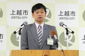 定例会見する中川幹太市長=5月26日、上越市役所