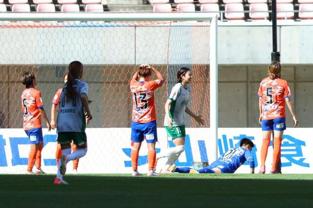 新潟Ｌ－日テレ東京Ｖ　前半、先制を許し悔しがる新潟の選手たち＝デンカビッグスワン