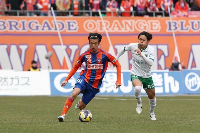 新潟-東京V 前半、ドリブル突破を図るMF長谷川元希=ビッグスワン