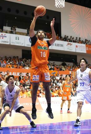 第１クオーター、パウエルがシュートを決める＝アオーレ長岡（長岡支社・芳本卓也）