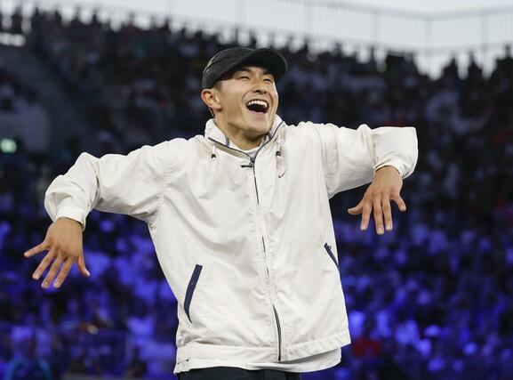 男子３位決定戦　演技する半井重幸＝パリ（共同）