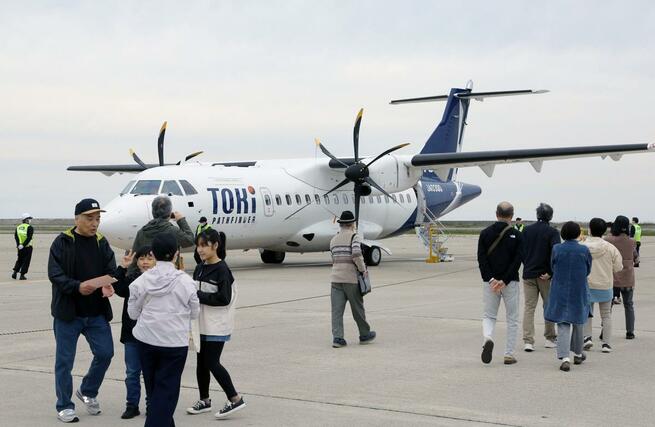 トキエアを使った遊覧飛行に出発する乗客たち=6日