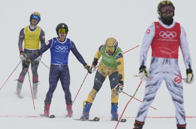 男子スキークロス１回戦　ゴールする須貝龍（左から２人目）＝リビーニョ（共同）