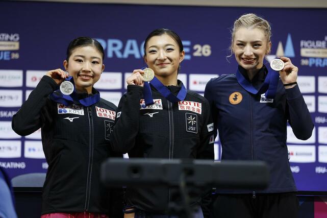 女子ＳＰのメダル授与後に撮影に応じる（左から）２位につけた千葉百音、首位に立った坂本花織、３位のアンバー・グレン＝プラハ（共同）