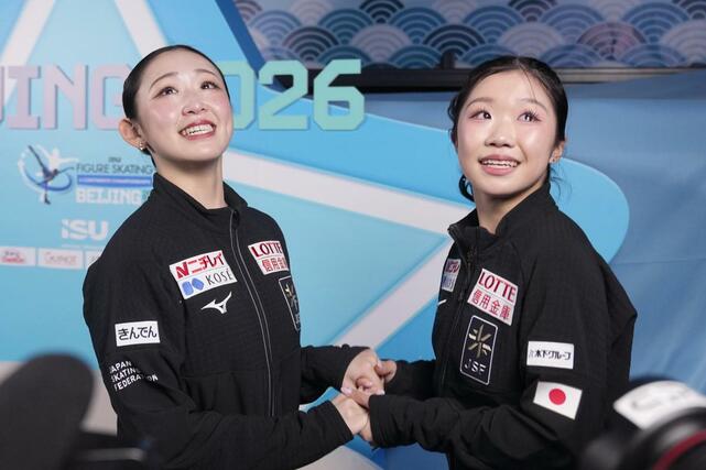 優勝を決め、２位の中井亜美（右）と手を取り合い涙する青木祐奈＝北京（共同）