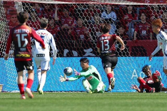 後半、ゴールを死守するＧＫ吉満大介＝金沢ゴーゴーカレースタジアム