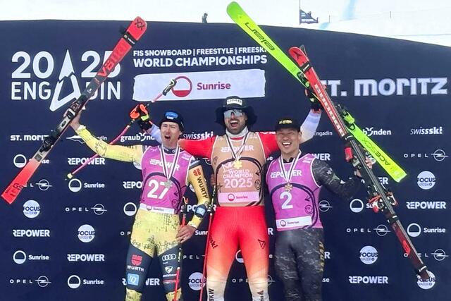 フリースタイルスキー世界選手権のスキークロスで銅メダルを獲得した男子の須貝龍（右）＝サンモリッツ（共同）