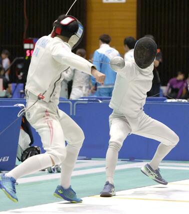 フェンシング成年男子エペ5、6位決定戦 相手を攻める新潟県の古俣聖(右)=佐賀市