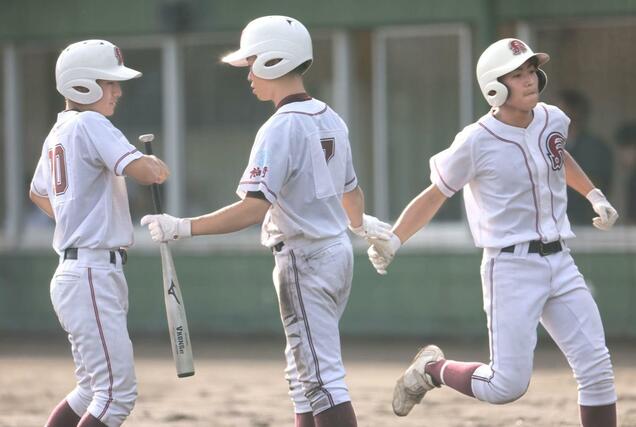 村上桜ヶ丘－柏崎　９回柏崎２死一、二塁、生還した２走の木村唯人（右）＝新発田市五十公野