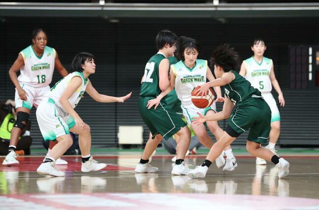 女子１回戦　新潟産大付－昌平　第１クオーター、ディフェンスする新潟産大付の選手ら＝東京体育館