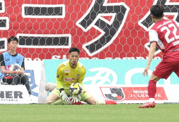 岡山－新潟　後半、シュートを防ぐＧＫ吉満大介＝ＪＦＥ晴れの国スタジアム