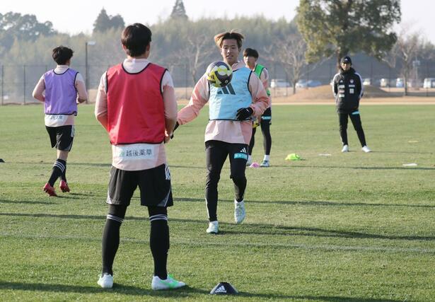 ボールをトラップするＭＦ長谷川元希＝１月２１日午前９時すぎ、宮崎県西都市の清水台総合公園