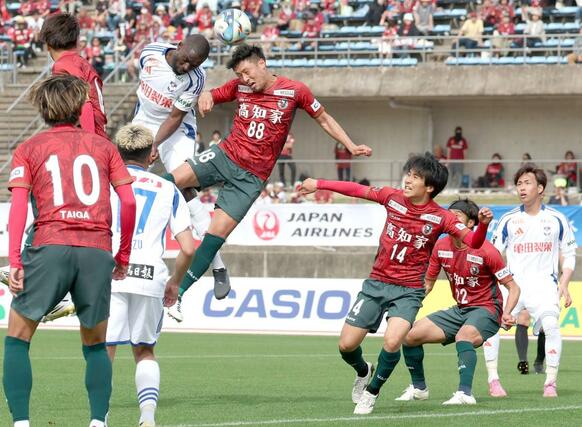 後半、ＤＦゲリア（左）がＣＫを競り合う＝４月１２日、高知市のＧＩＫＥＮスタジアム