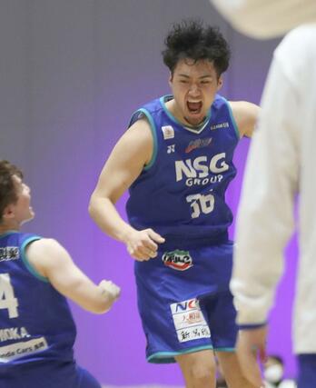 新潟-湘南 第2クオーター、シュートを決め喜ぶポーグ=アオーレ長岡