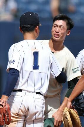新潟産大付－新発田農　試合後、健闘をたたえ合う新発田農のエース遠山剣臣（右）と新潟産大付のエース小平乃希＝７月１９日、新潟市中央区長潟のハードオフ・エコスタジアム