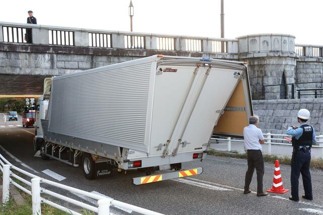 荷台が損傷したトラック