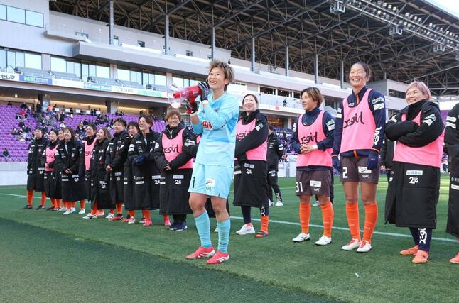 新潟Ｌ－日テレ東京Ｖ　試合後、スタンドにあいさつする新潟Ｌの選手たち＝サンガＳ