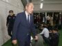 取材対応を終え、会場を後にするアルビレックス新潟の中野幸夫社長(手前)と寺川能人強化本部長=25日、ビッグスワン