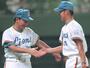 １９９９年９月の日本ハム戦で完投勝利を挙げた松坂大輔投手（右）を笑顔で迎える東尾修さん＝西武ドーム