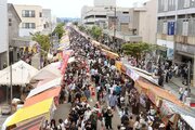 柏崎市で「えんま市」、家族連れら露店巡り楽しむ　初夏の風物詩…16日まで
