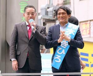 鈴木章浩氏(右)の応援演説をする井上元万博相=13日午前、東京都大田区