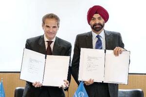 協定を締結したIAEAのグロッシ事務局長(左)と世界銀行のバンガ総裁=26日、パリ(IAEA提供・共同)