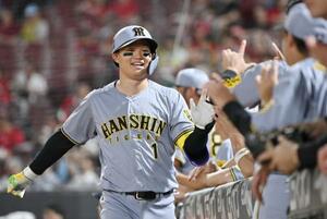 3回、先制2ランを放ちナインとタッチを交わす阪神・森下=マツダ