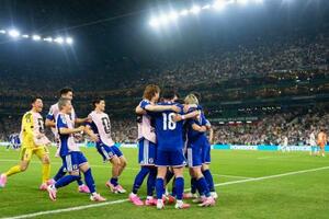 日本―チュニジア 後半、チーム3点目のゴールを決めた伊東(右から2人目)に駆け寄る日本代表=モンテレイ(共同)